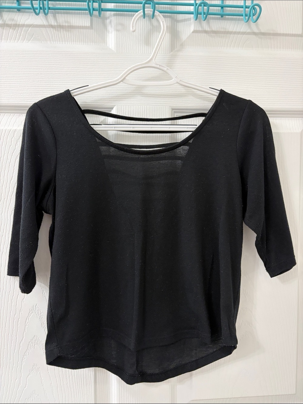 Black Junior’s Scoop-Neck Short Sleeve Crop Top